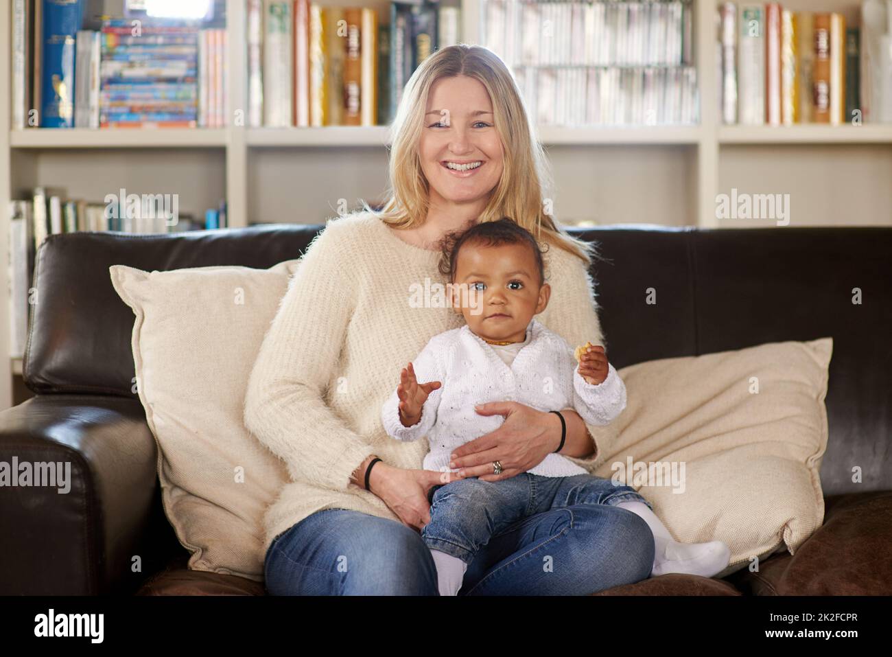 Genießen Sie den Moment. Zugeschnittenes Porträt einer Mutter und ihres Adoptivkindes. Stockfoto