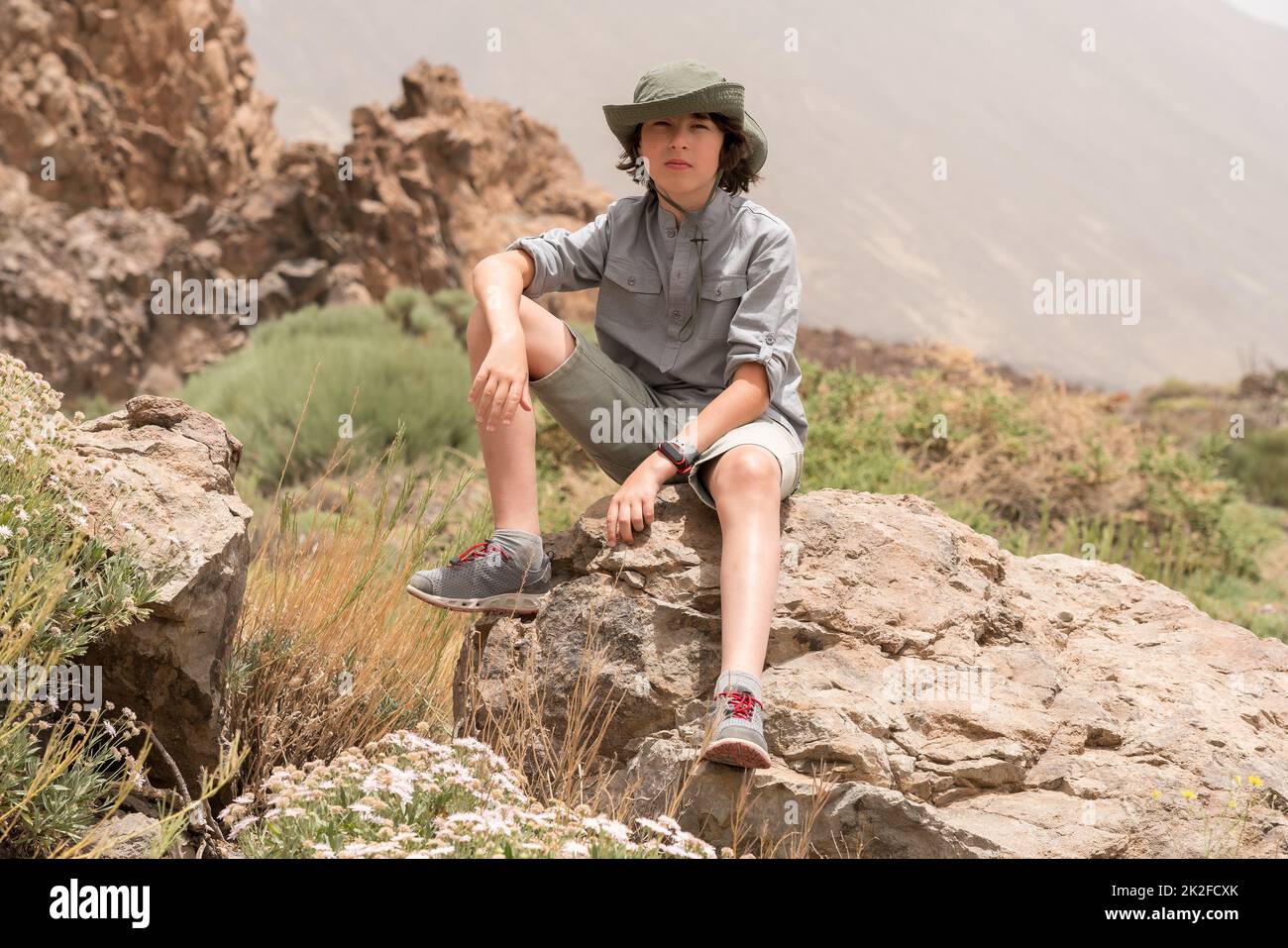 Porträt eines Teenagers auf dem Hintergrund von Felsen. Stockfoto