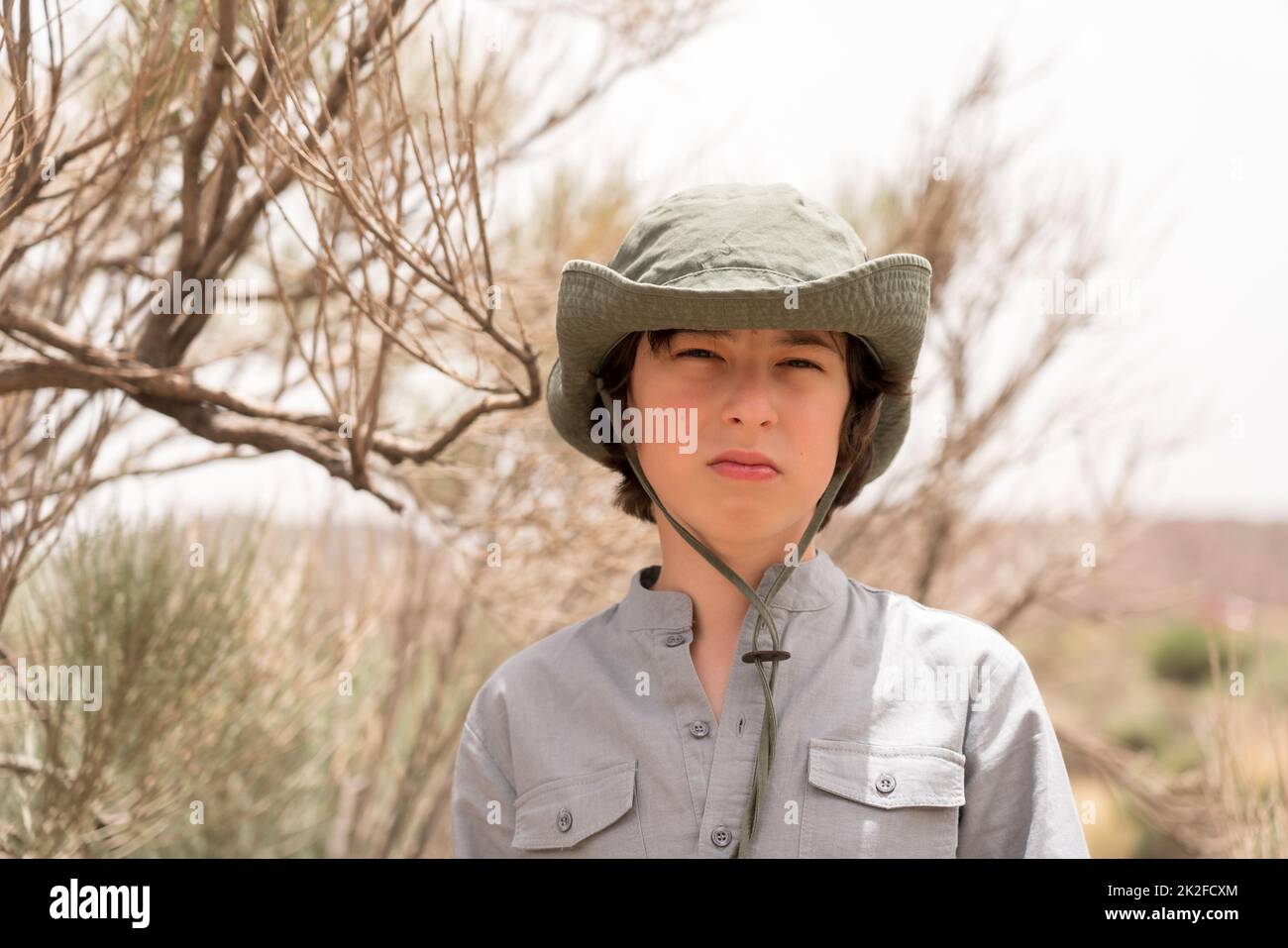 Porträt eines Teenagers im Hut auf dem Hintergrund der Natur. Sonniger Tag. Stockfoto