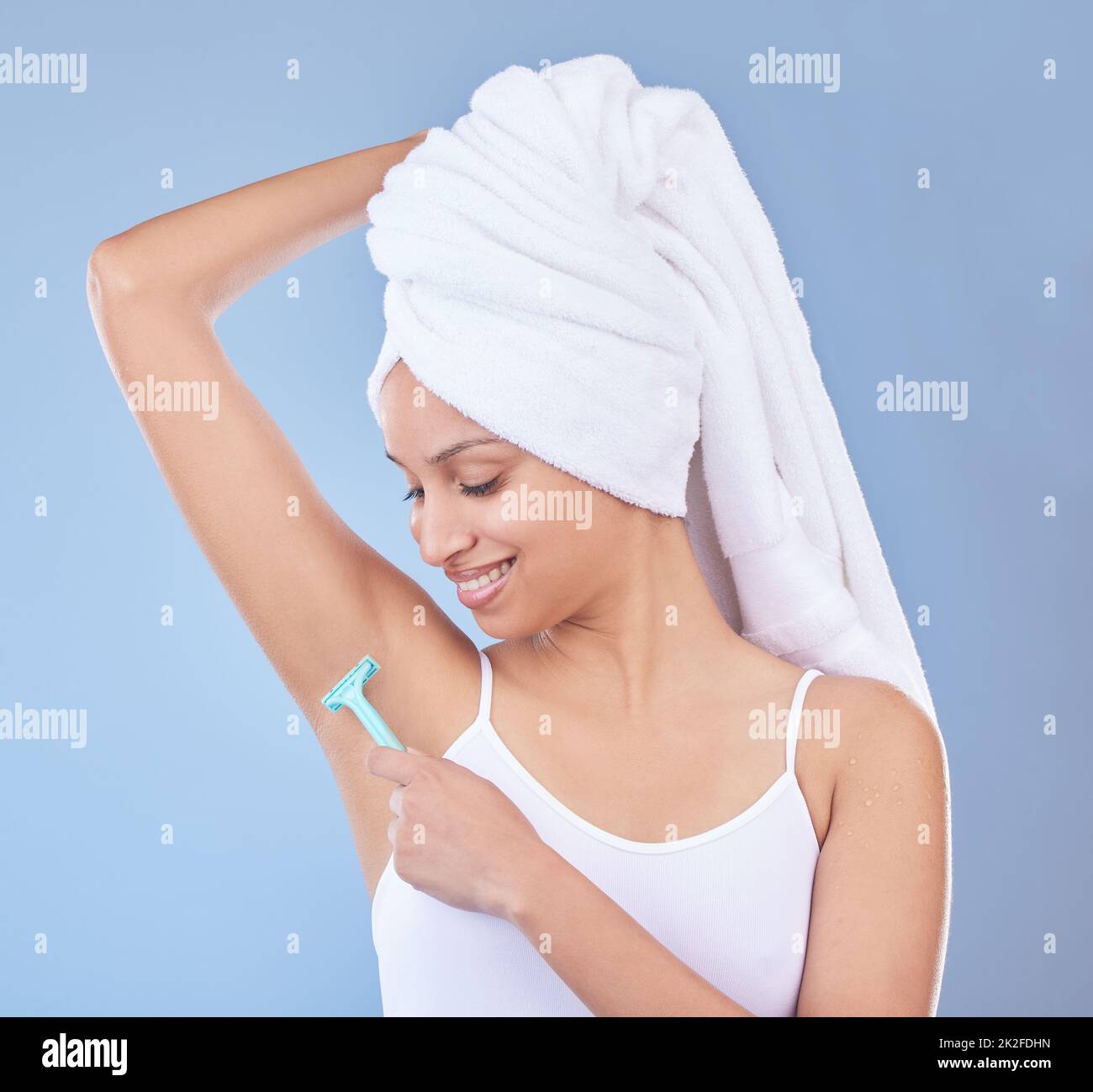 Glatt und frisch. Aufnahme einer jungen Frau, die ihre Achselhöhlen mit einem Einwegrasierer rasieren ließ. Stockfoto