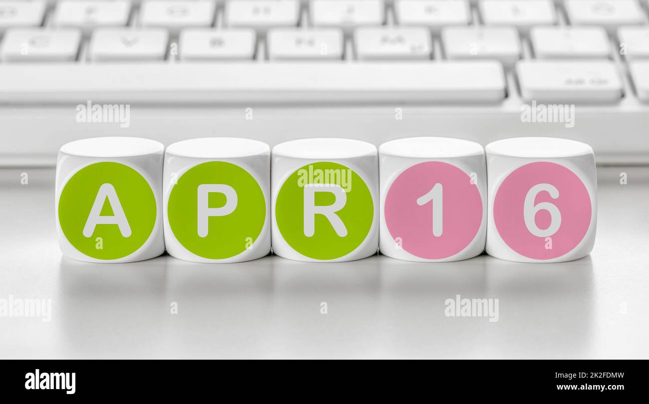 Buchstabenwürfel vor einer Tastatur - April 16 Stockfoto