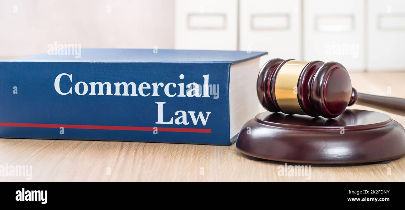 Ein Gesetzbuch mit einem Gavel - Handelsrecht Stockfoto