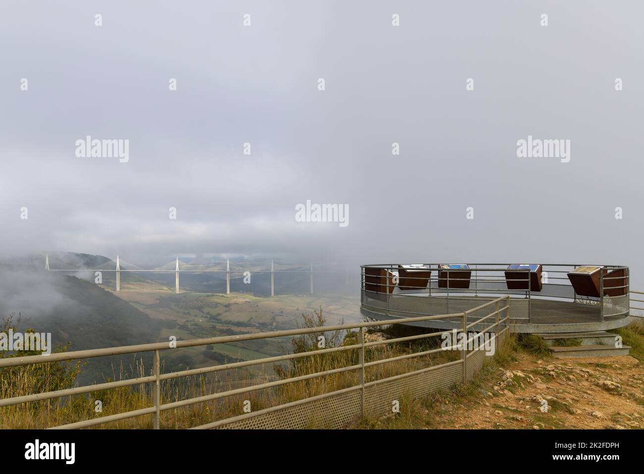 Mehrspannige Kabel blieben Millau Viadukt über Schlucht Tal des Flusses Tarn, Aveyron Departement, Frankreich Stockfoto