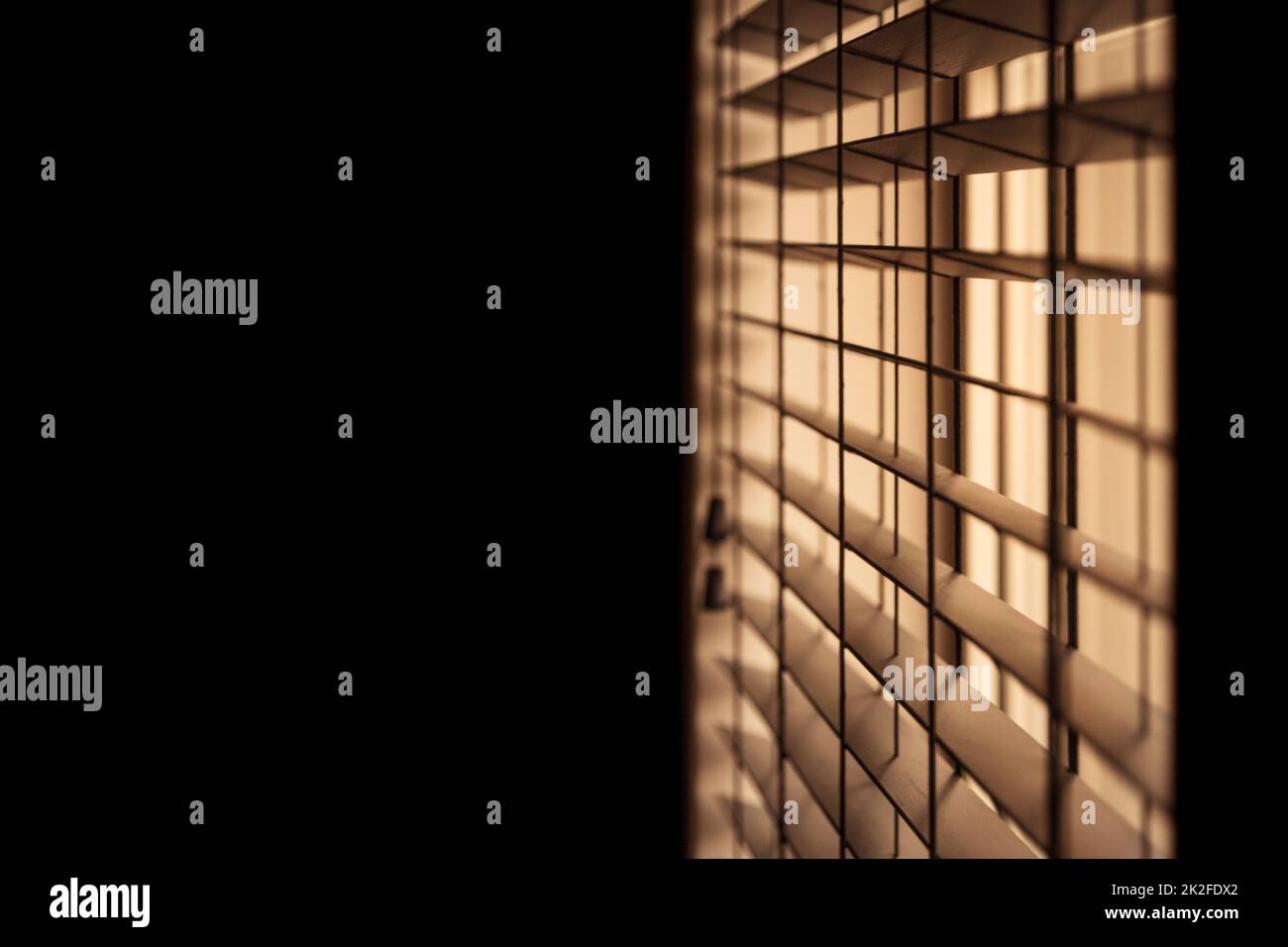 Horizontale Aufnahme venezianischer Jalousien für eine stimmungsvolle und noir-inspirierte Atmosphäre. Stockfoto