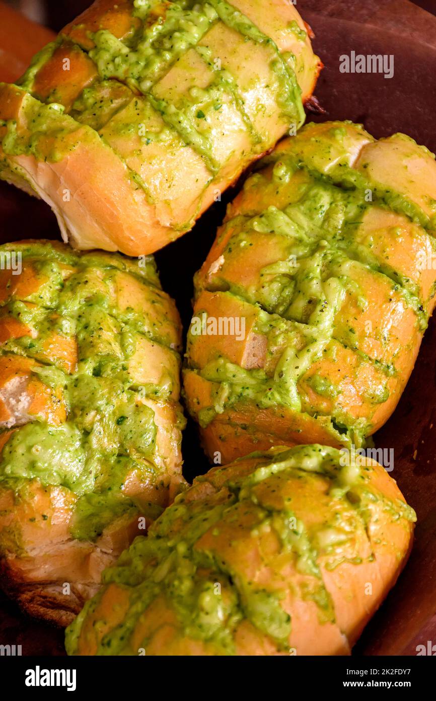 Details der Knoblauchbrot-Vorspeise mit geschmolzenem Käse und feinen aromatischen Kräutern Stockfoto