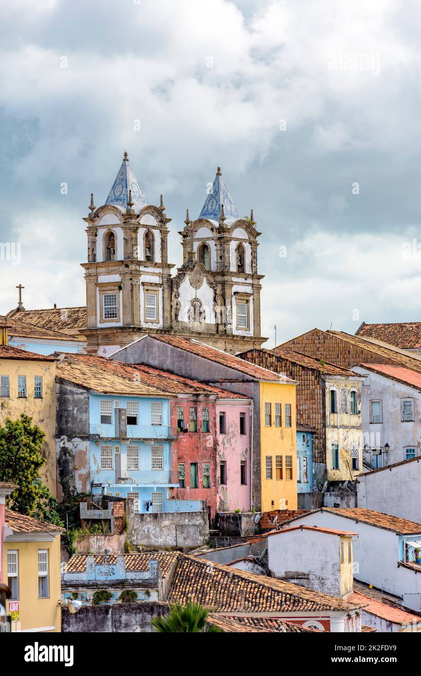 Farbenprächtiges altes und historisches Viertel Pelourenhau mit Kathedralenturm im Hintergrund Stockfoto