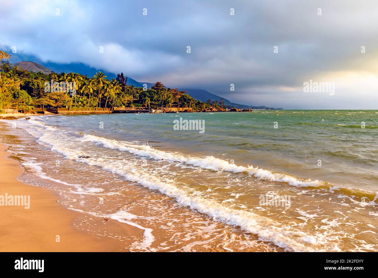 Einsamer und paradiesischer Strand auf der Insel Ilhabela Stockfoto