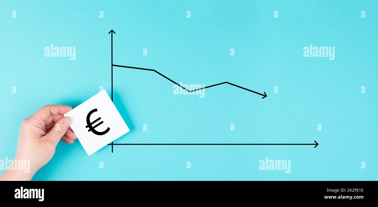 Inflation der Euro-Währung, Anstieg der Preise und Lebenshaltungskosten, Pfeil zeigt nach unten, finanzielle und ökkonomische Frage Stockfoto
