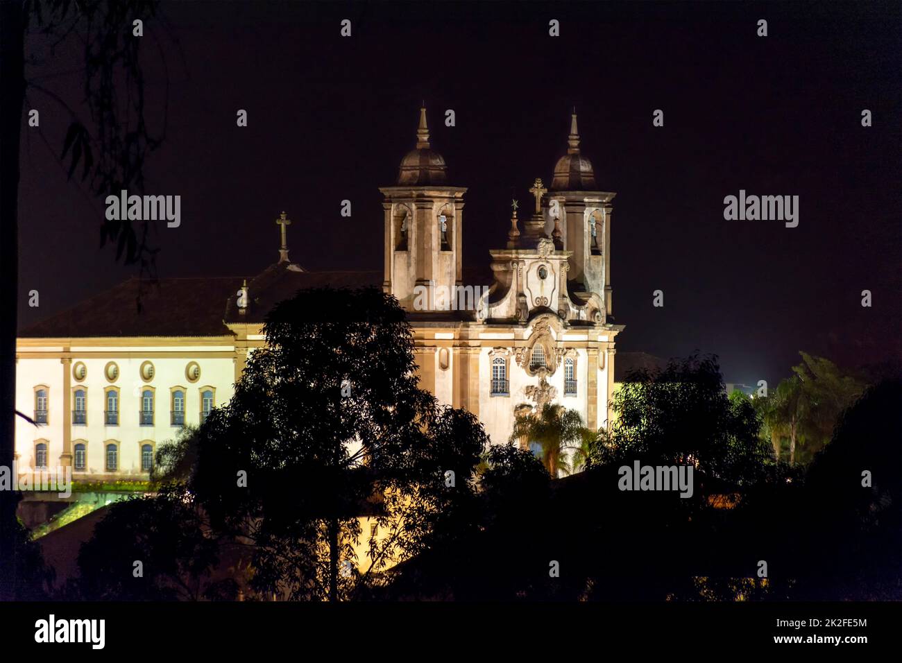 Nachtansicht der historischen Kirche im Abtrieb der Stadt Ouro Preto Stockfoto