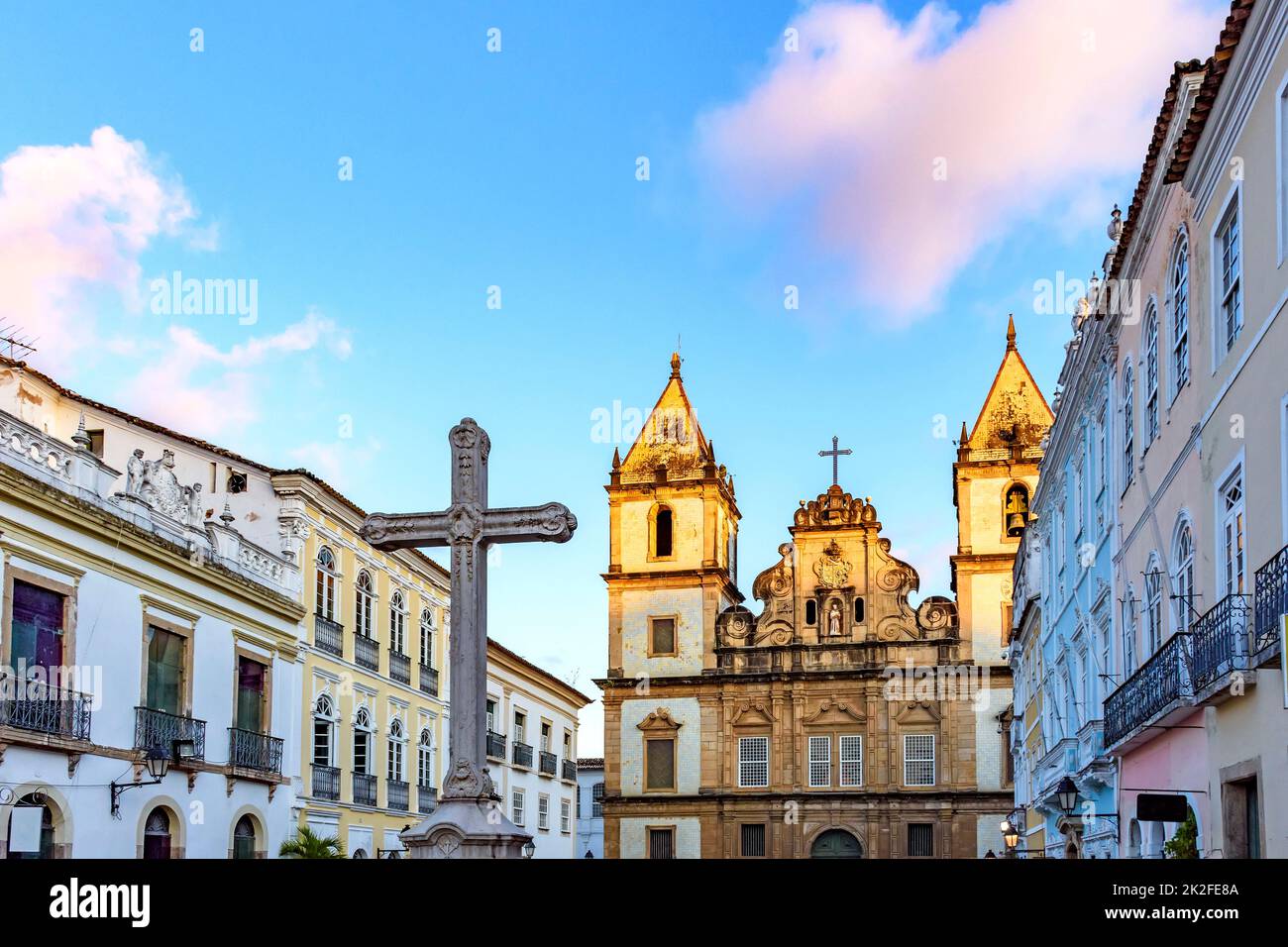Alte Häuser und Kirchen im kolonialen und barocken Stil mit einem Kruzifix auf dem zentralen Platz des Pelourinhous Stockfoto