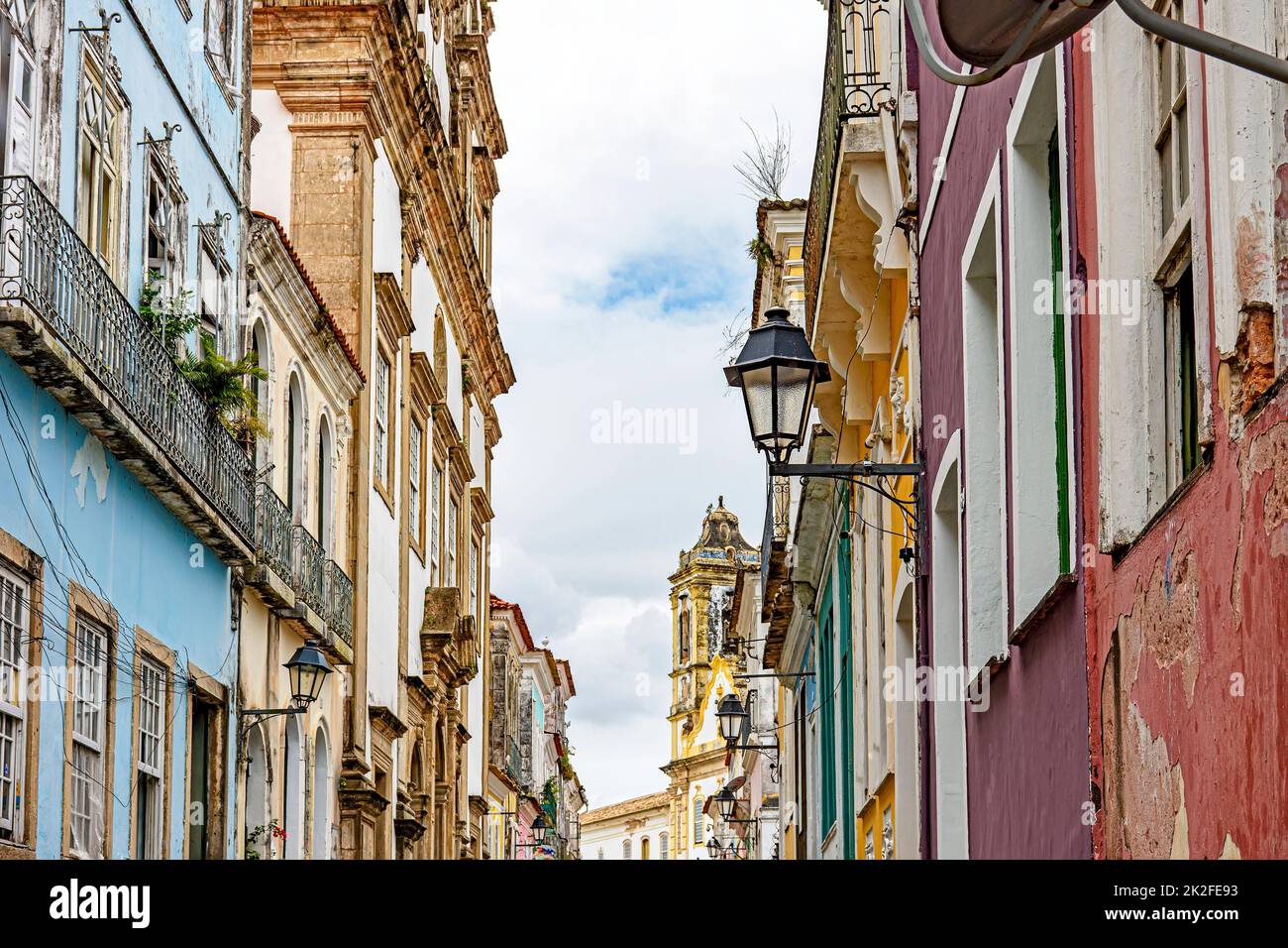 Alte Straße und alte Häuser Fassaden im historischen Bezirk Pelourinho Stockfoto