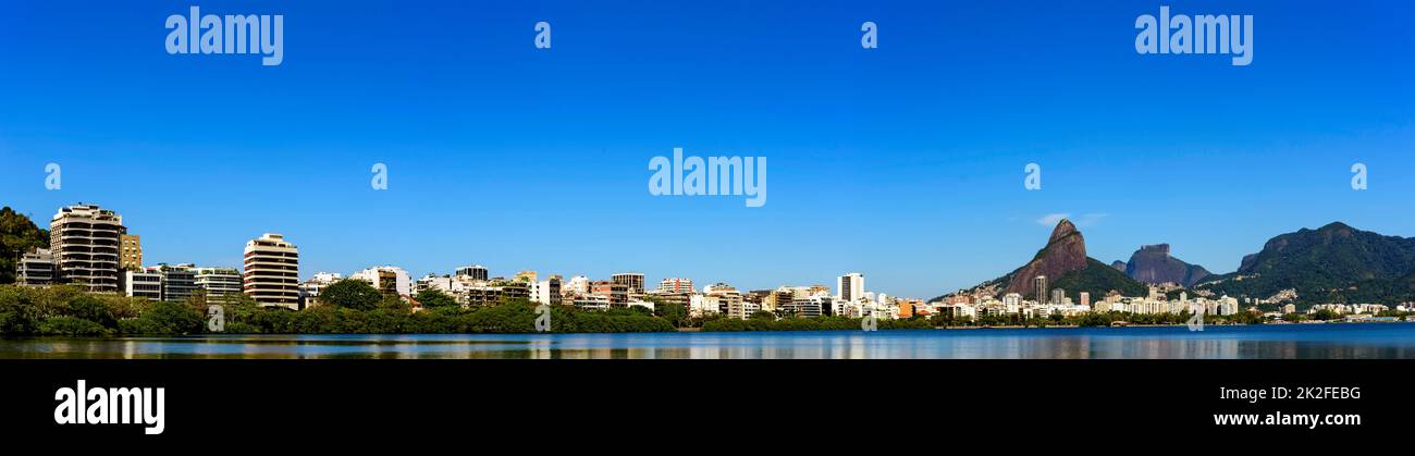 Panoramabild der Lagunenhügel und Gebäude von Rodrigo de Freitas in Rio de Janeiro Stockfoto