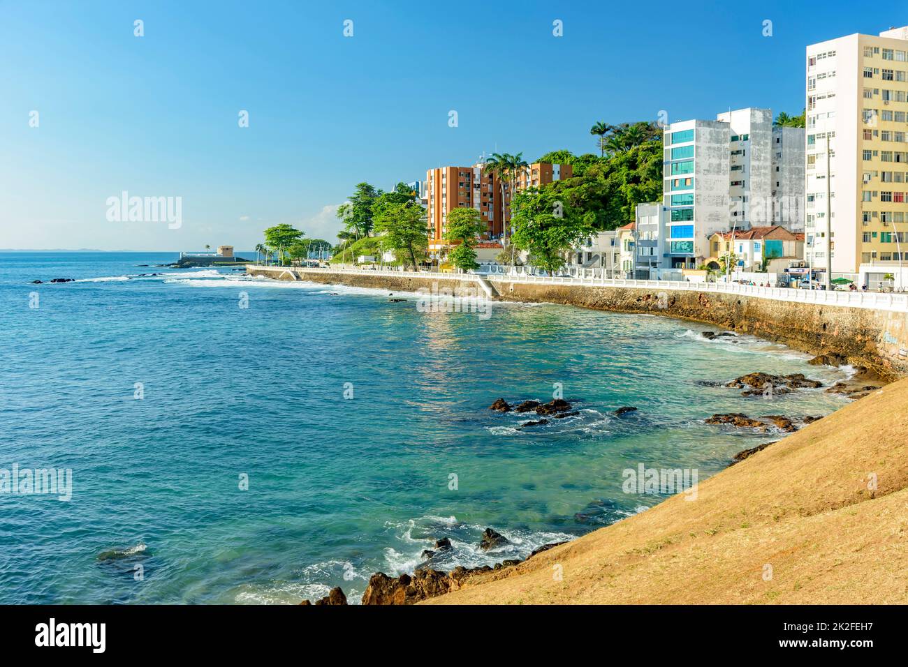 Paridisiac tropischer Strand im Stadtgebiet der Stadt Salvador Stockfoto