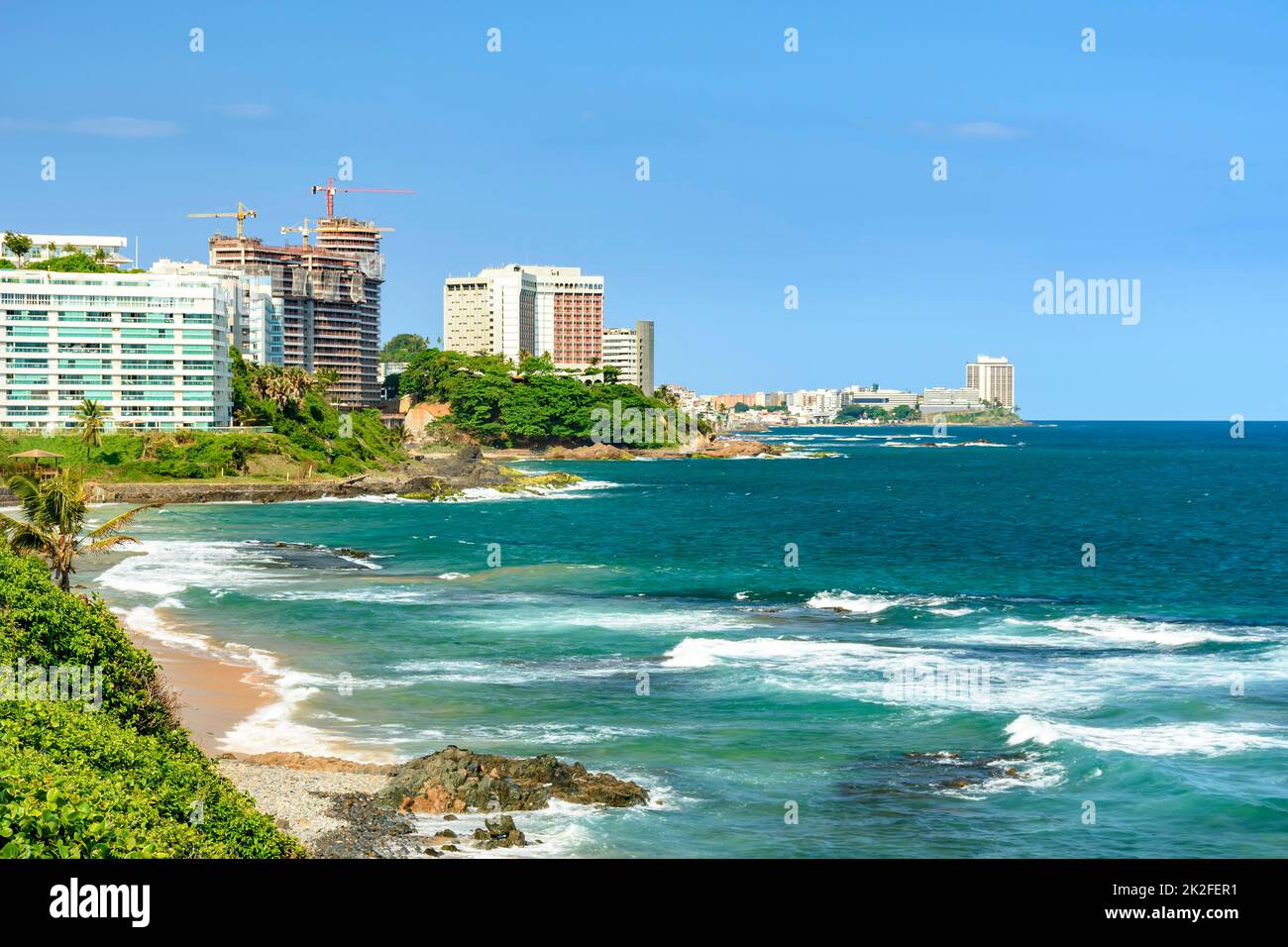 Tropischer Strand im Stadtgebiet der Stadt Salvador Stockfoto