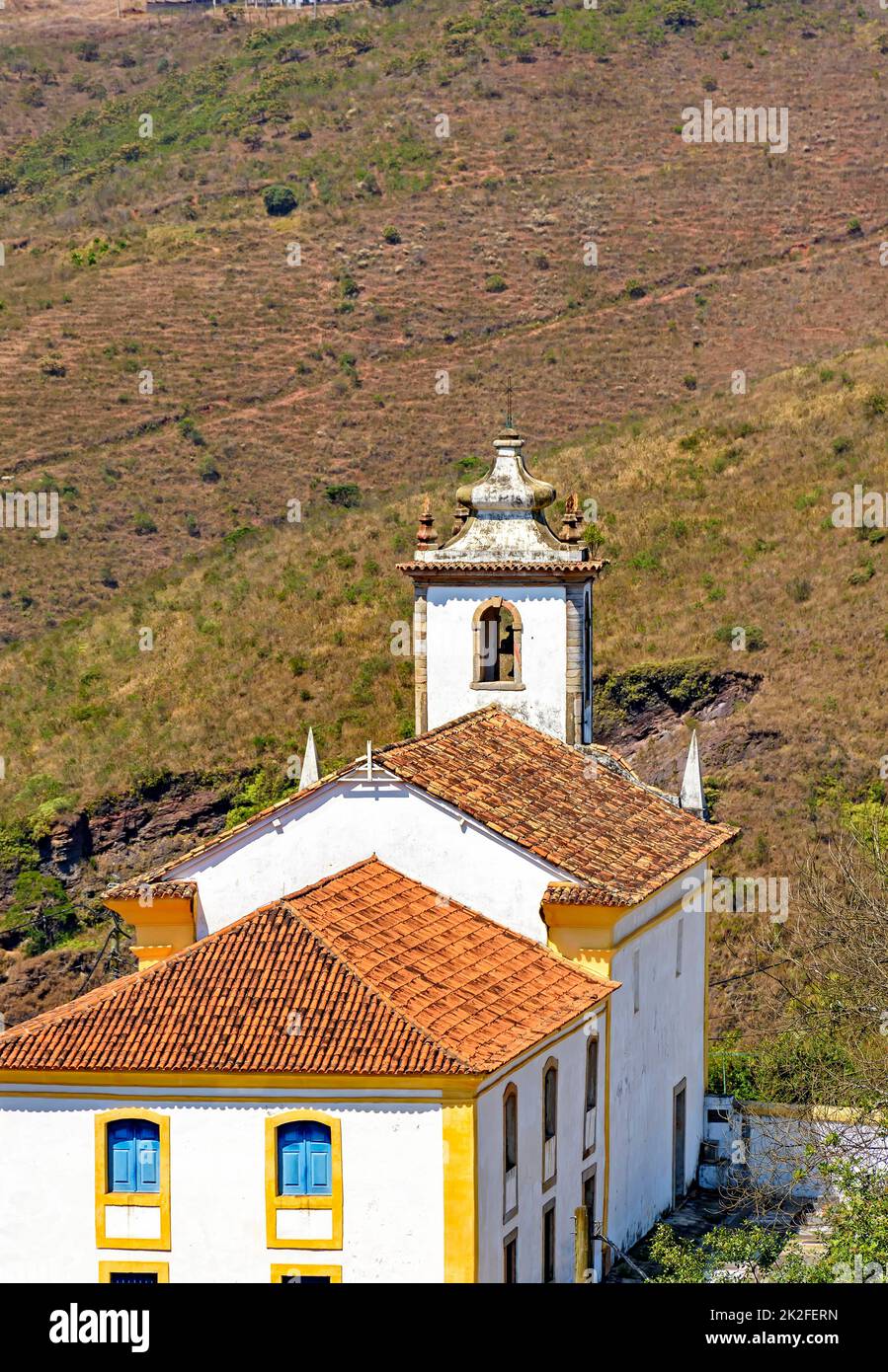 Blick von hinten auf die alte und historische Kirche in kolonialer Architektur aus dem 18.. Jahrhundert in der Stadt Ouro Preto Stockfoto