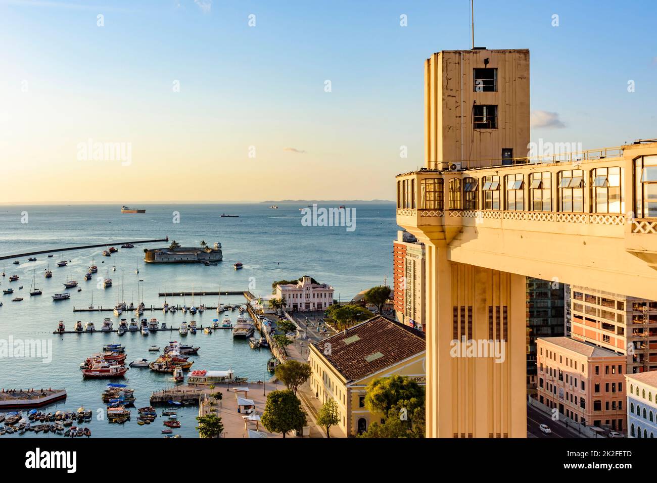 Blick auf die Bucht von All Saints und Lacerda Aufzug, Salvador, Bahia Stockfoto