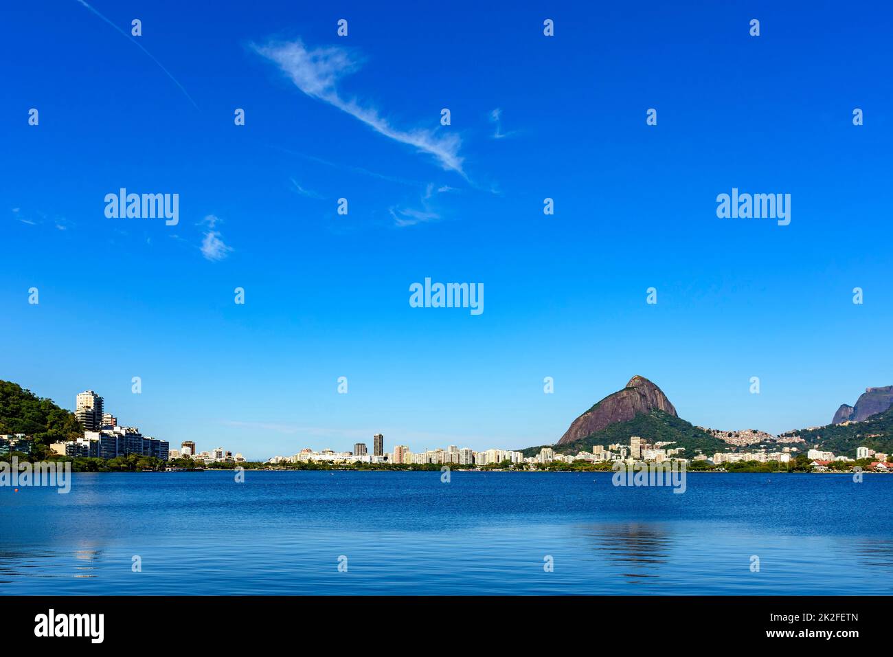 Blick auf die wunderschöne Lagune Rodrigo de Freitas in Rio de Janeiro Stockfoto