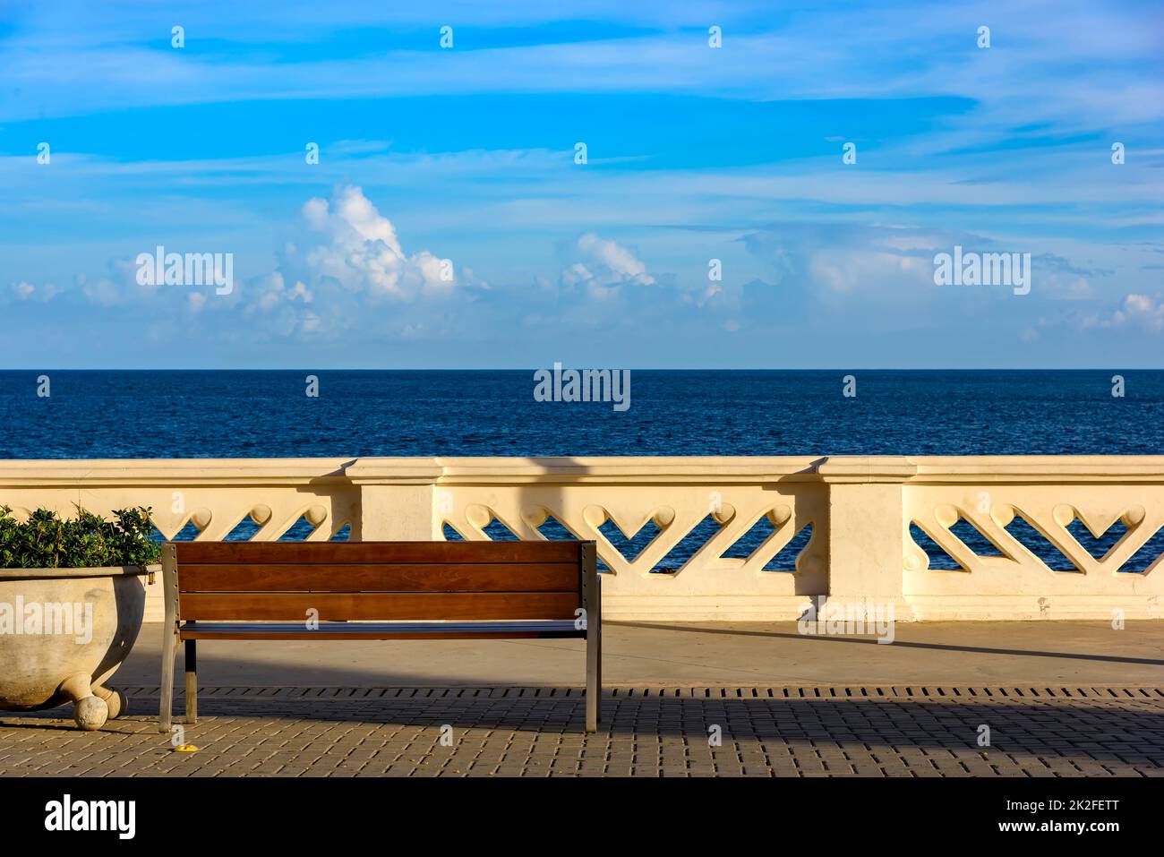 Mauer und Bürgersteig mit Blick auf das Meer in der Stadt Salvador Stockfoto