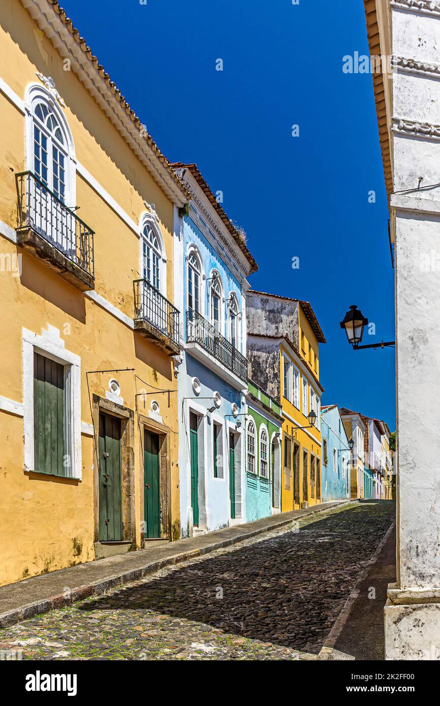 In der Pelourinho gibt es zahlreiche Skipisten und farbenfrohe historische Häuser im Kolonialstil Stockfoto