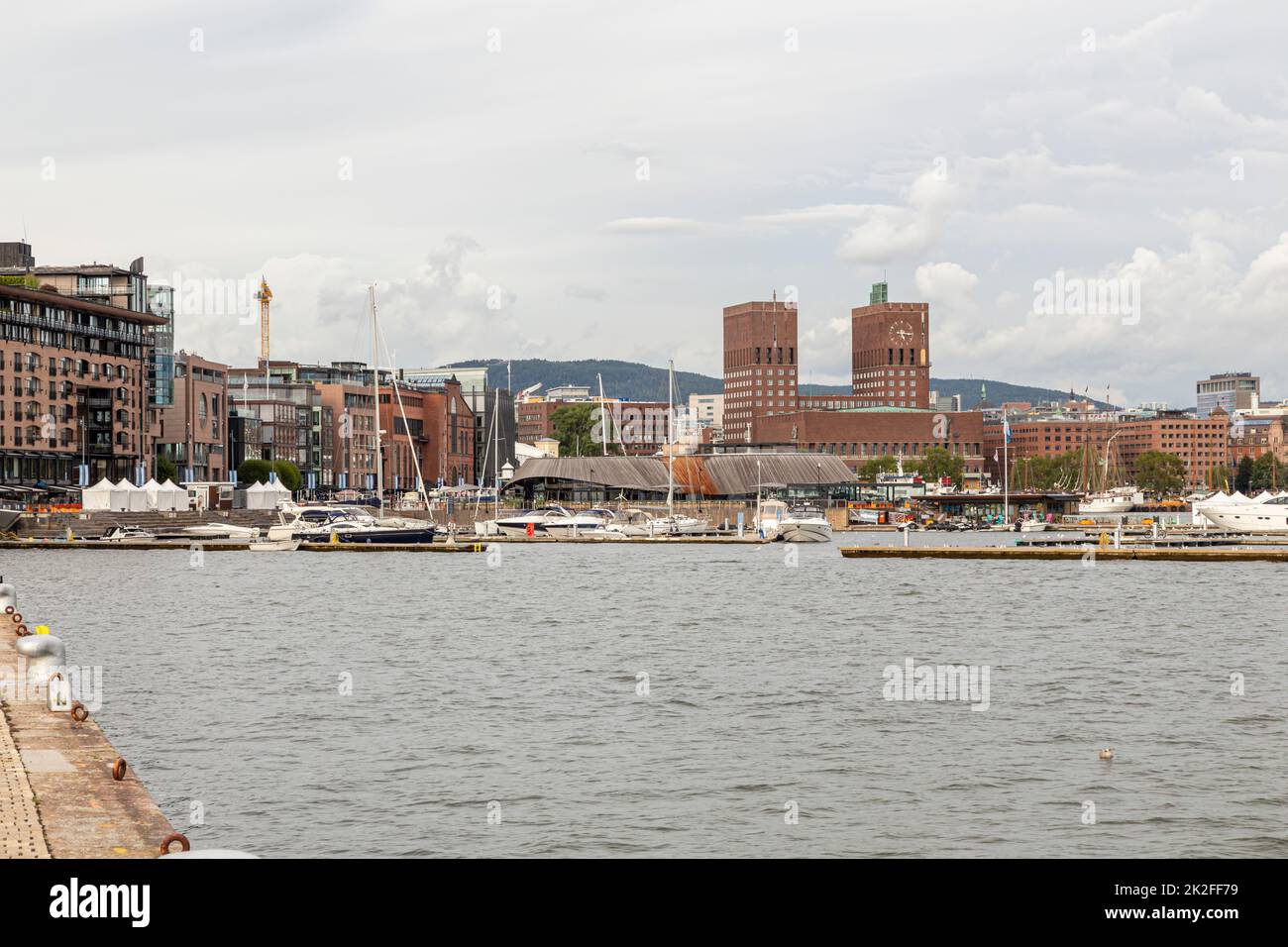 Hafen mit Rathaus, Oslo, Norwegen Stockfoto