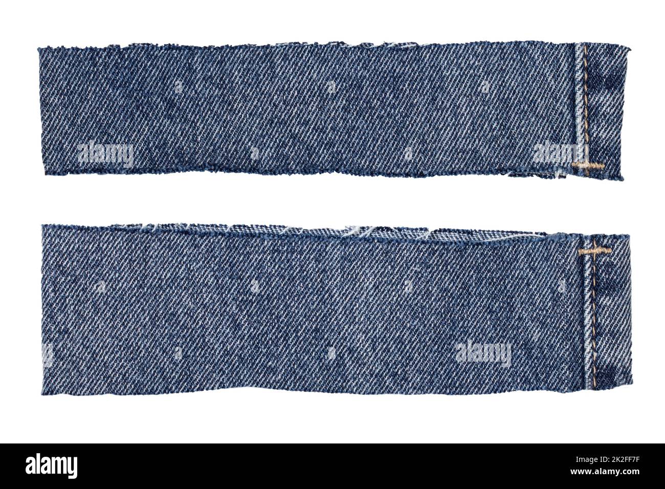 Nahaufnahme von zwei abgeschnittenen Hosenbeinen einer Jeans aus blauem Denim, isoliert auf weißem Hintergrund. Makro. Stockfoto