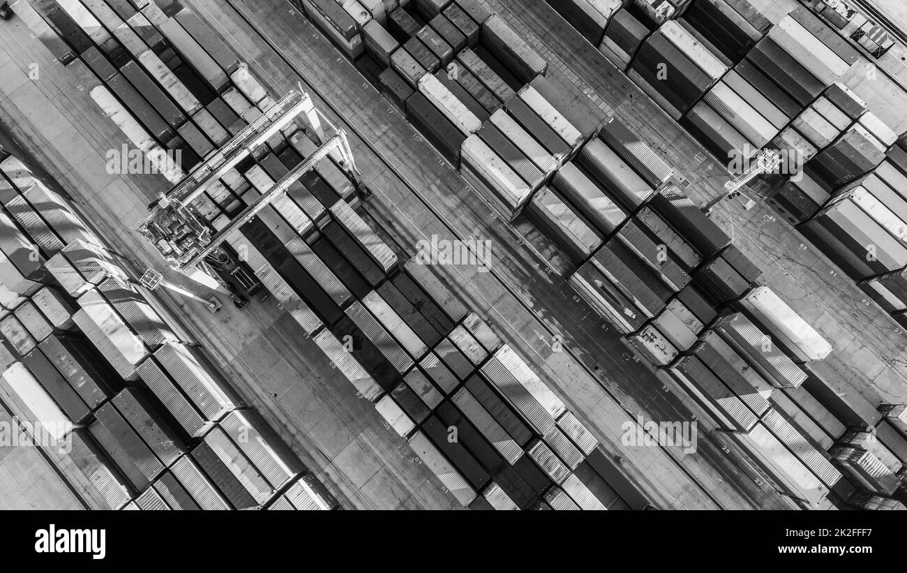 Luftaufnahme des Schiffsanschlusses des Containerhafens. Farbenfrohes Muster von Behältern im Hafen. Seeverkehrslogistik globaler Inport-Export-Handel. Stockfoto