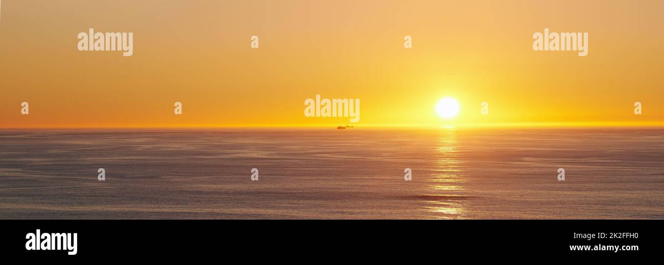 Sonnenaufgang über einem ruhigen Meer. Ein wunderschöner Sonnenaufgang über einem ruhigen Meer. Stockfoto Sonnenaufgang über einem ruhigen Meer. Ein wunderschöner Sonnenaufgang über einem ruhigen Meer. Stockfoto
