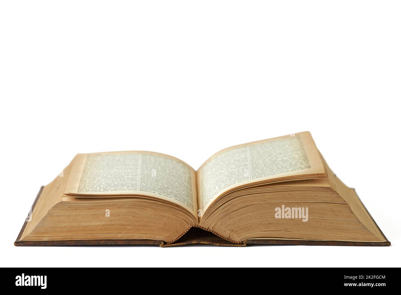 Die Geschichte liegt zwischen den Seiten. Ein geöffnetes antikes Buch vor weißem Hintergrund. Stockfoto
