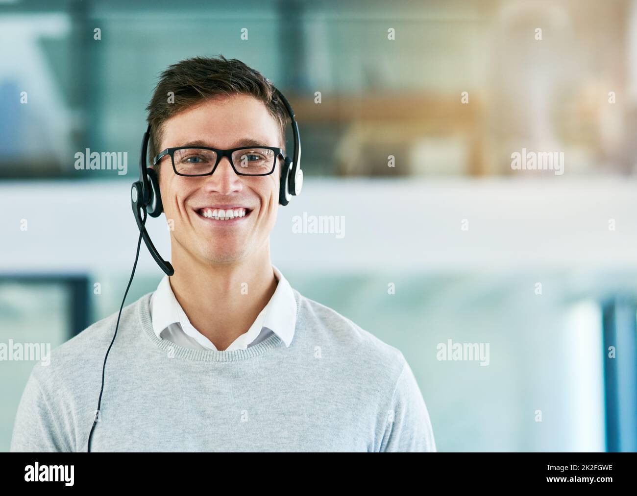 Wir bieten allen ein fünf-Sterne-Kundenservice-Erlebnis. Porträt eines jungen Callcenter-Agenten, der in einem Büro arbeitet. Stockfoto