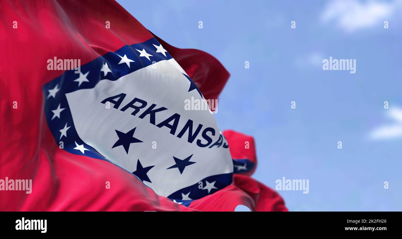 Die Staatsflagge von Arkansas winkt im Wind Stockfoto