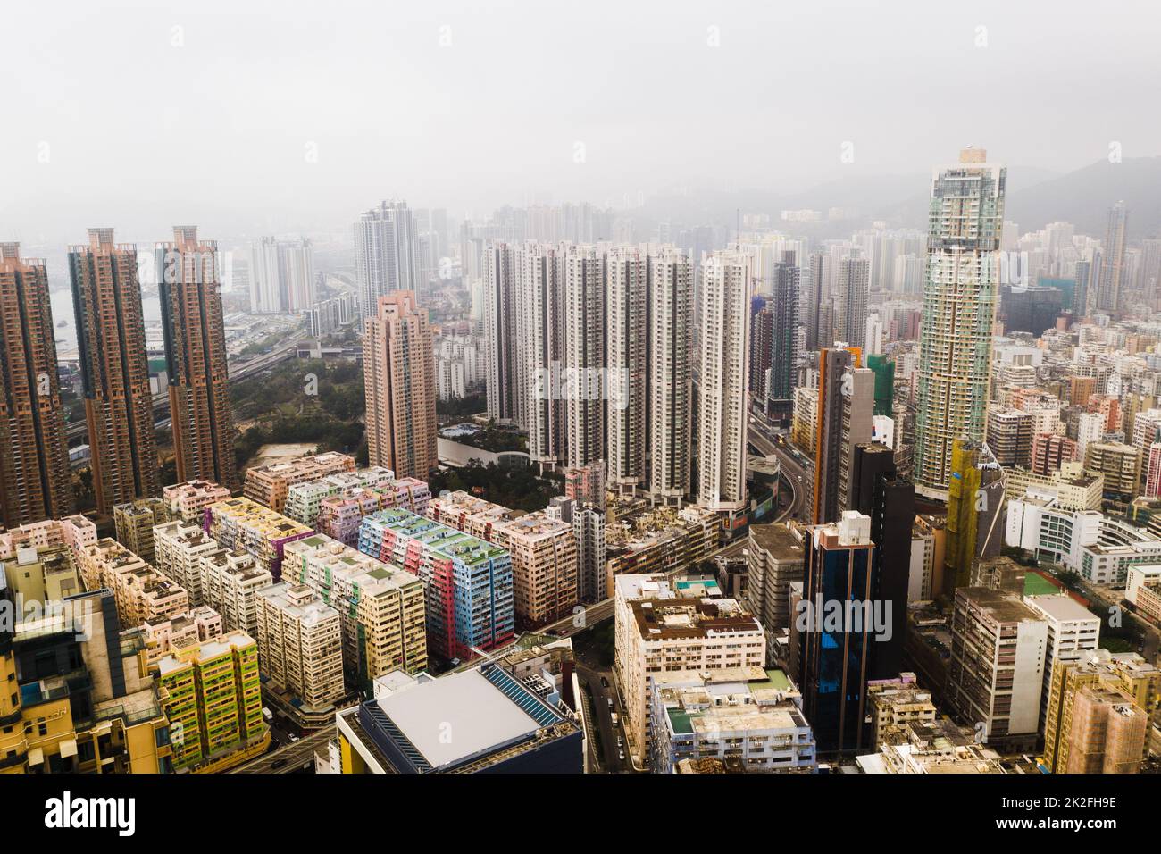 Es ist eine Stadt, die es wert ist zu erkunden. Aufnahme von Wolkenkratzern, Bürogebäuden und anderen Geschäftsgebäuden in der urbanen Metropole Hongkong. Stockfoto