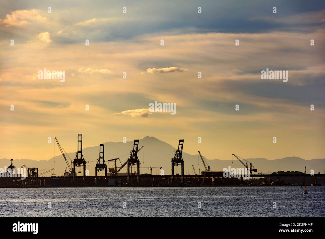 Silhouette des Hafenpiers mit seinen Kranen Stockfoto