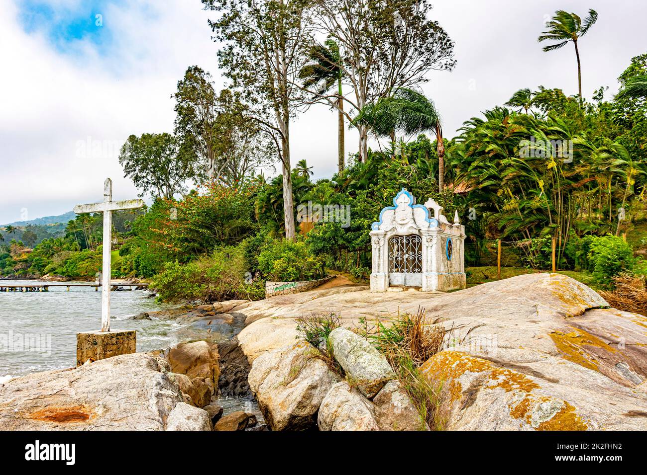 Kleine und alte Kapelle auf den Felsen am Meer in Ilhabela Stockfoto