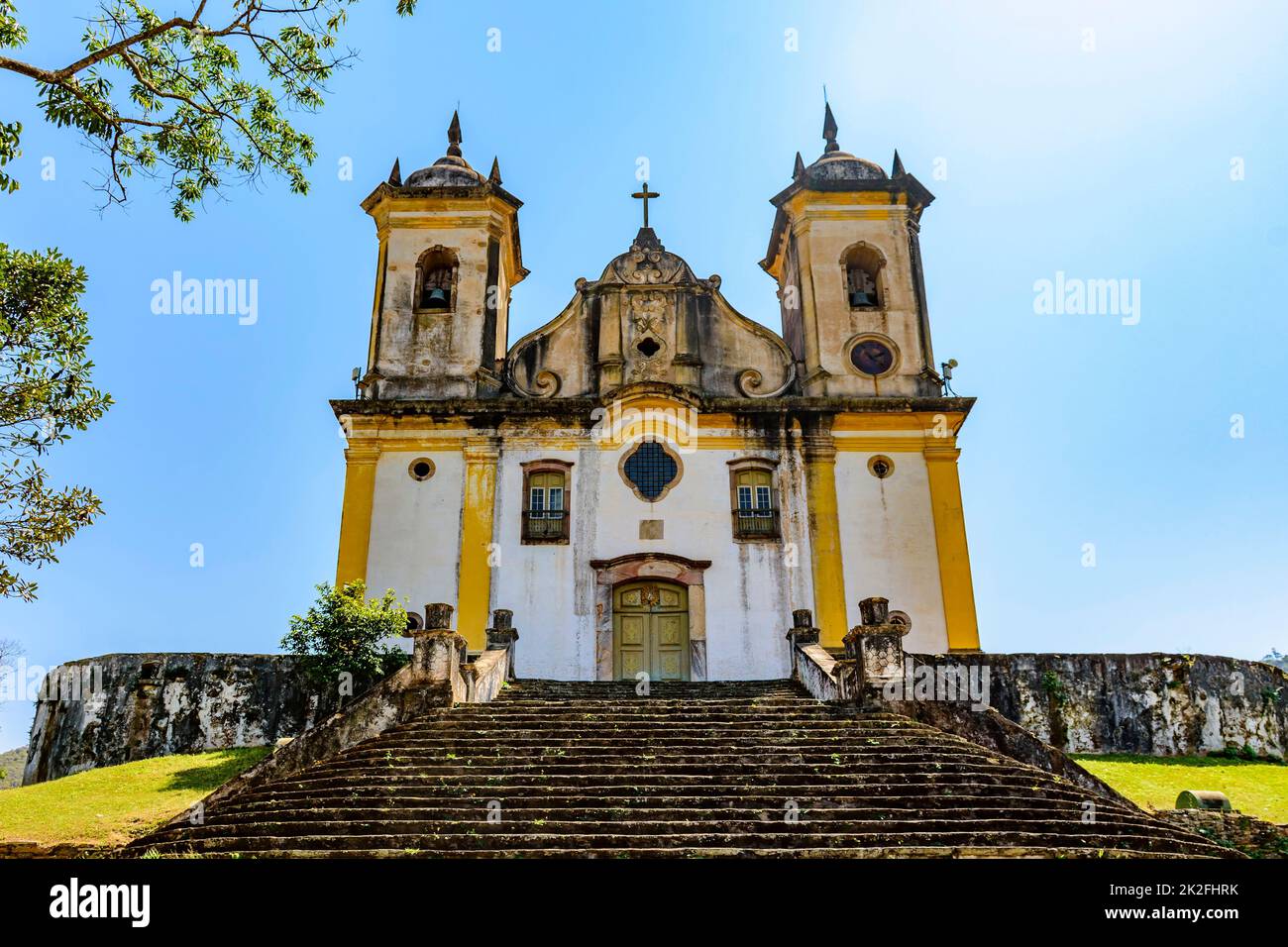 Alte Treppe und historische Kirche aus dem 18.. Jahrhundert Kolonialarchitektur Stockfoto