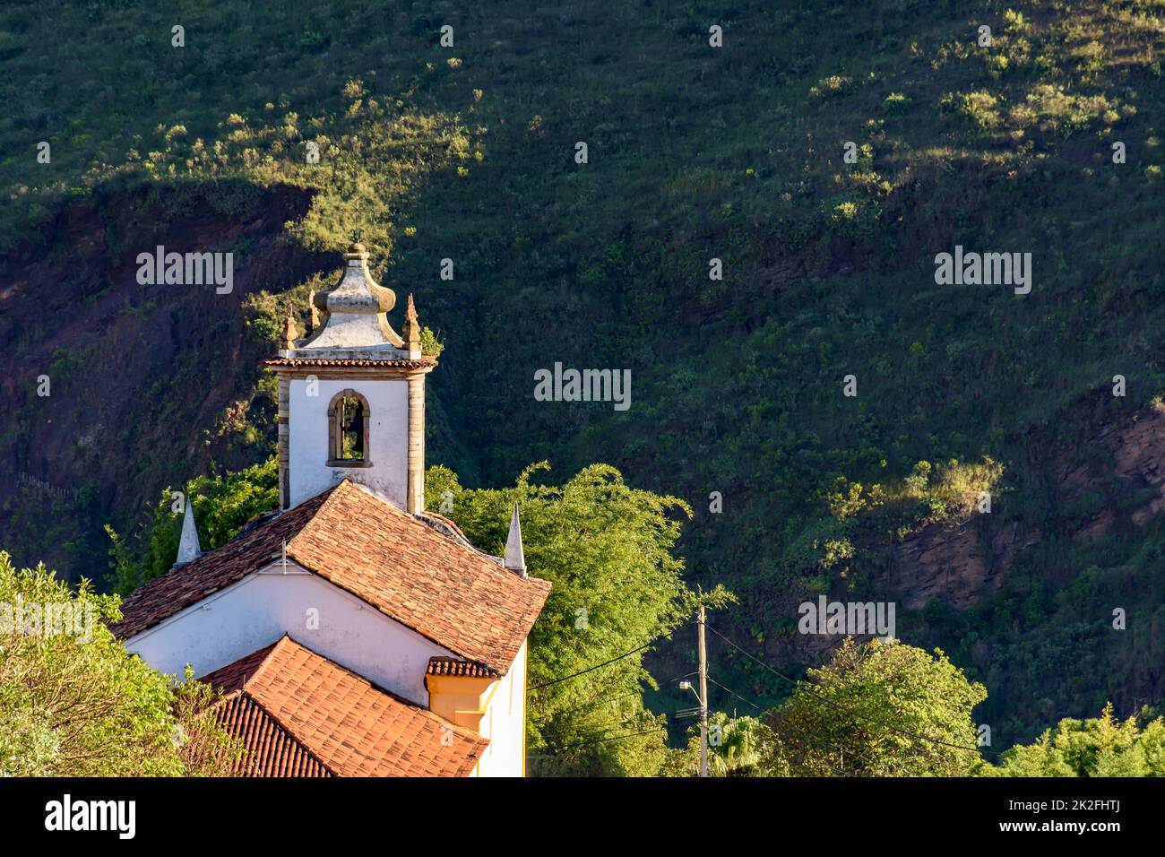 Rückansicht der alten katholischen Kirche im Kolonialstil in Ouro Preto Stockfoto