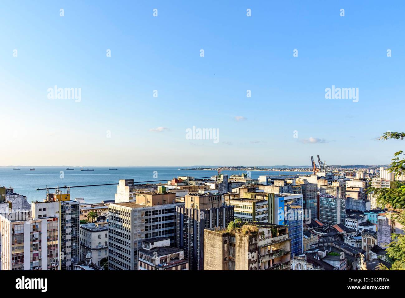 Gebäude und Hafen der Stadt Salvador mit der Bucht Allerheiligen im Hintergrund Stockfoto