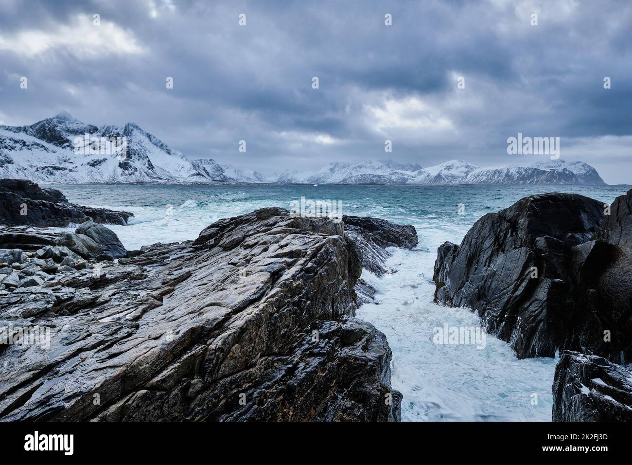 Norwegisches Meer Wellen auf der felsigen Küste der Lofoten, Norwegen Stockfoto
