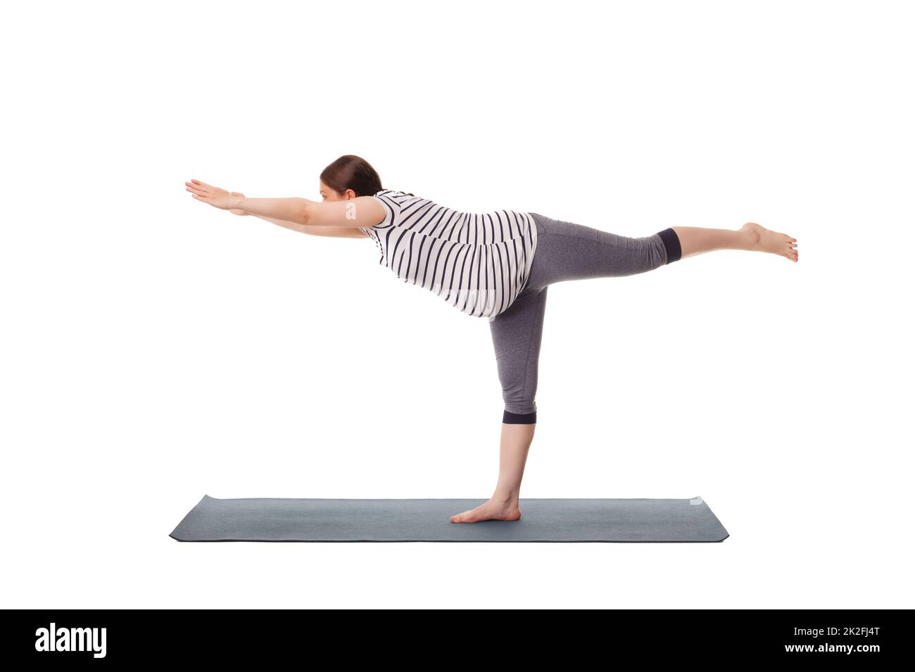 Schwangere beim Yoga Asana Virabhadrasana 3 Stockfoto