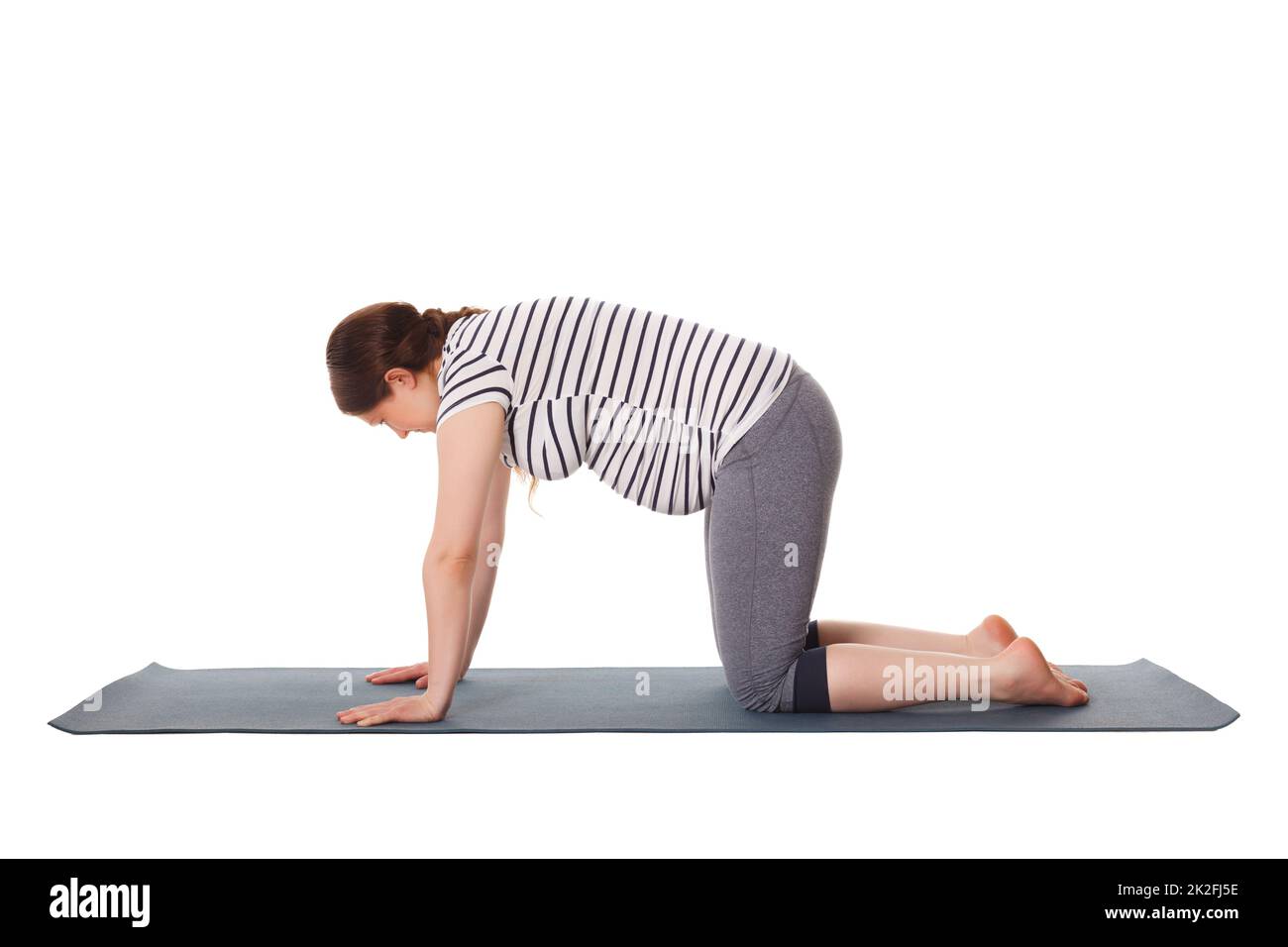 Schwanger Frau tut Yoga Asana Marjaryasana Katze Pose Stockfoto