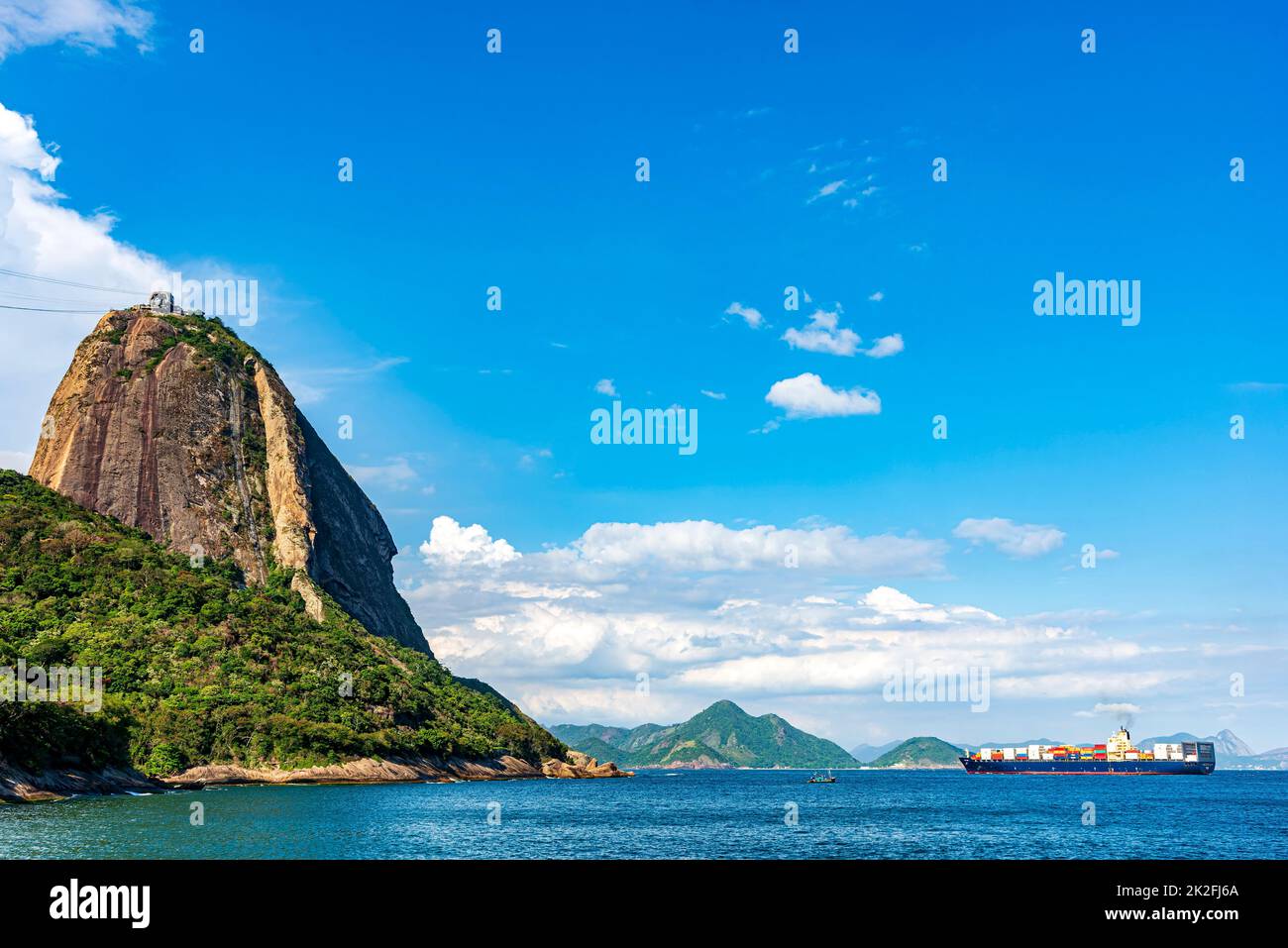 Frachtschiff, das in die Guanabara Bay einläuft und zwischen den Bergen und dem Zuckerhut hindurchfährt Stockfoto