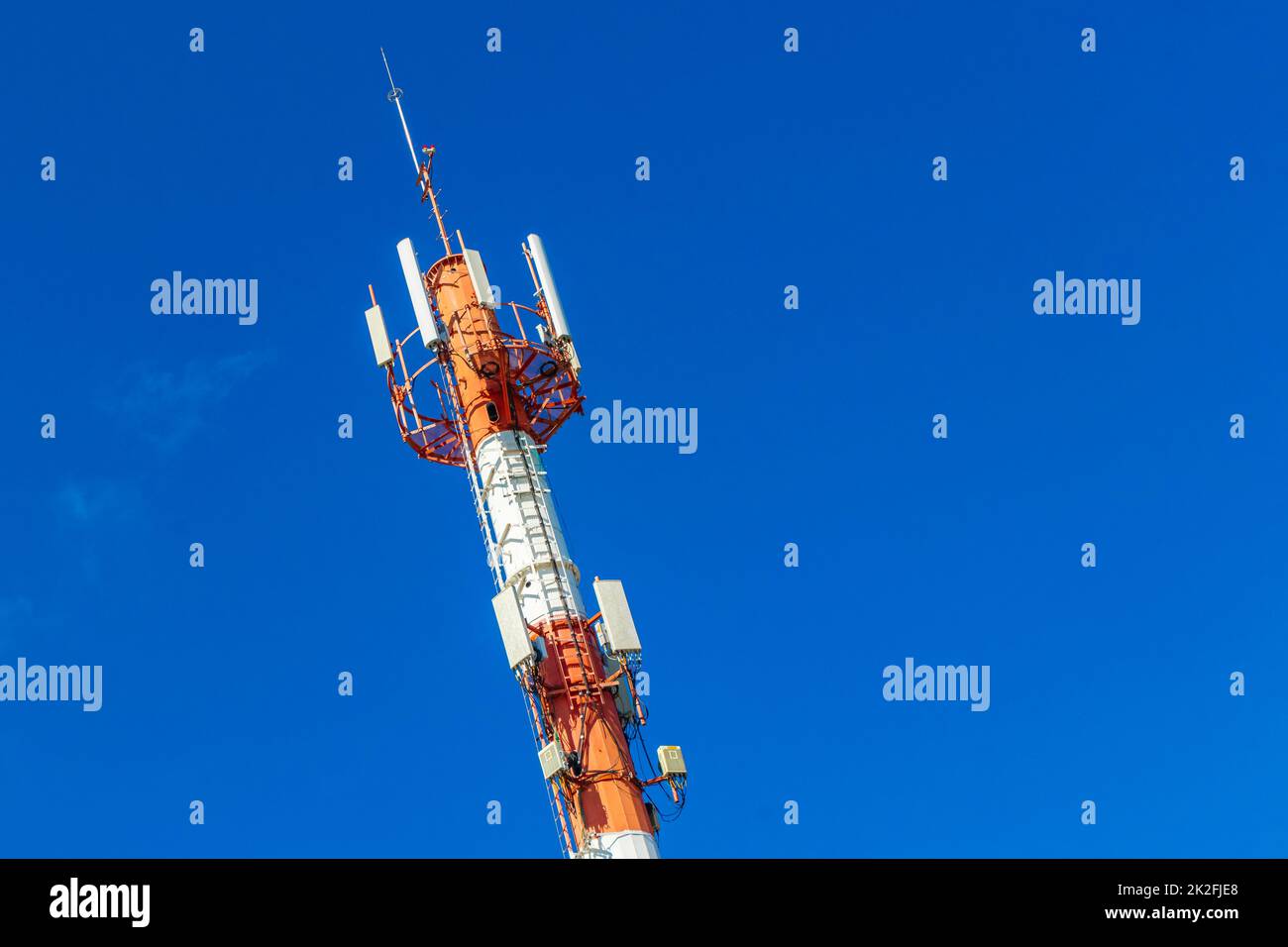 Roter weißer 5G-Turm Strahlung in Playa del Carmen Mexiko. Stockfoto