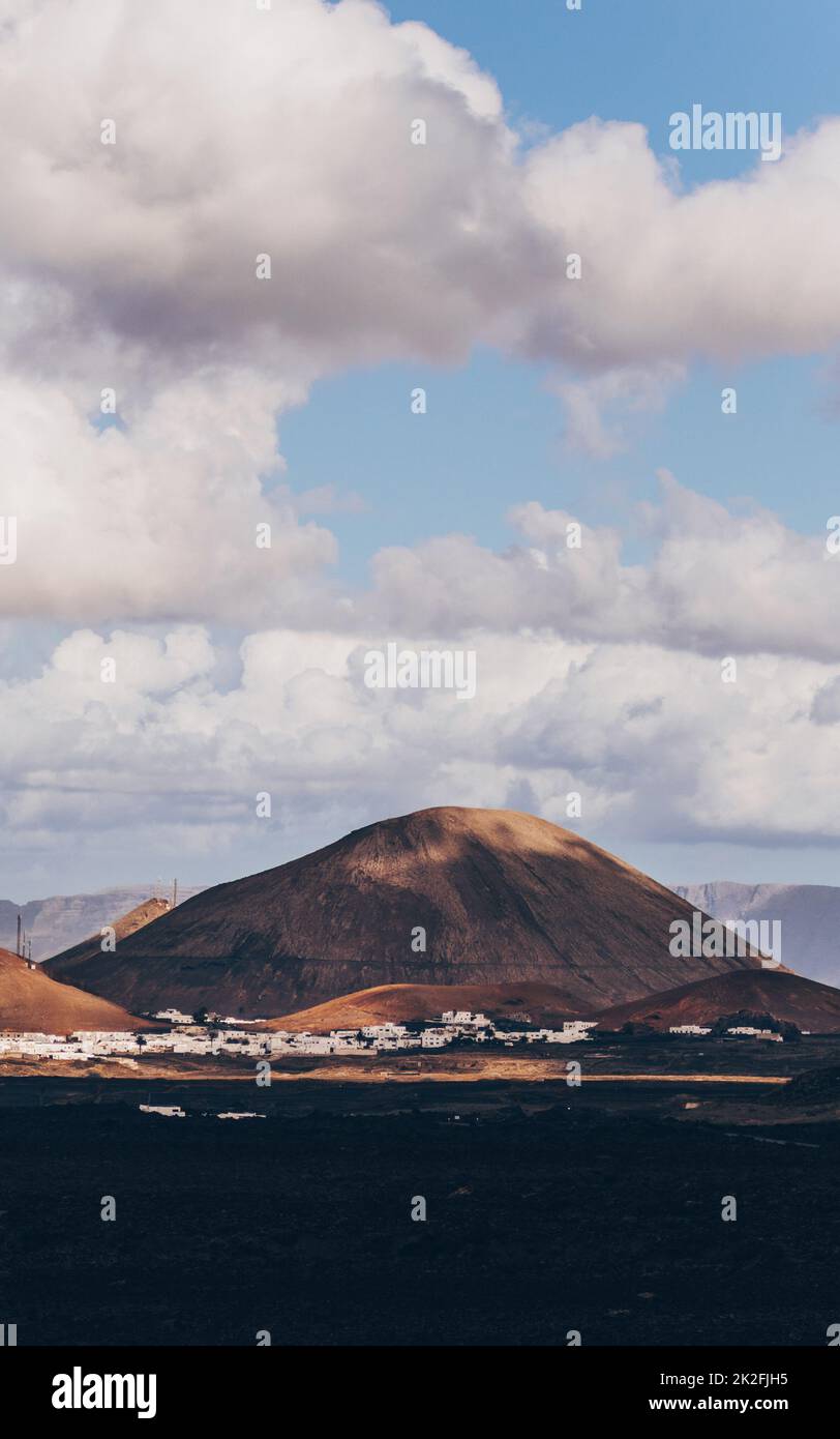 Atemberaubende Panoramaaussicht auf Vulkankrater im Nationalpark Timanfaya. Beliebte Touristenattraktion auf Lanzarote, Kanarische Inseln, Spanien. Künstlerisches Bild. Schönheitswelt. Reisekonzept. Stockfoto
