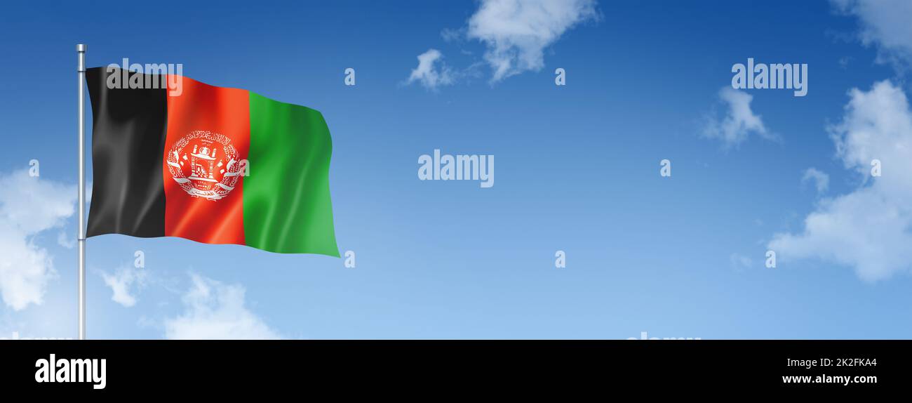 Afghanische Flagge isoliert auf einem blauen Himmel. Horizontales Banner Stockfoto