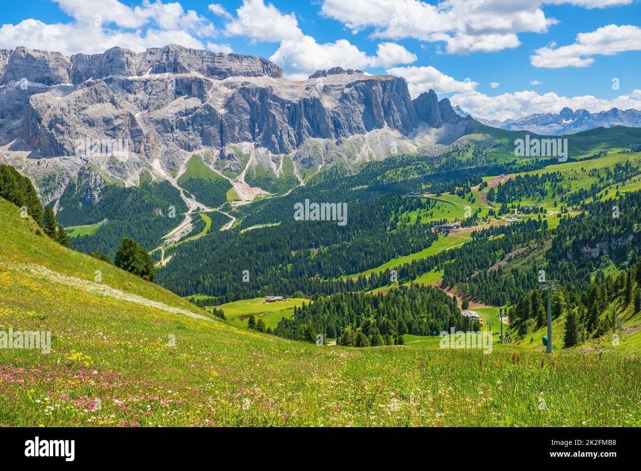 Blick auf eine schöne Alp Tal in den Dolomiten Stockfoto