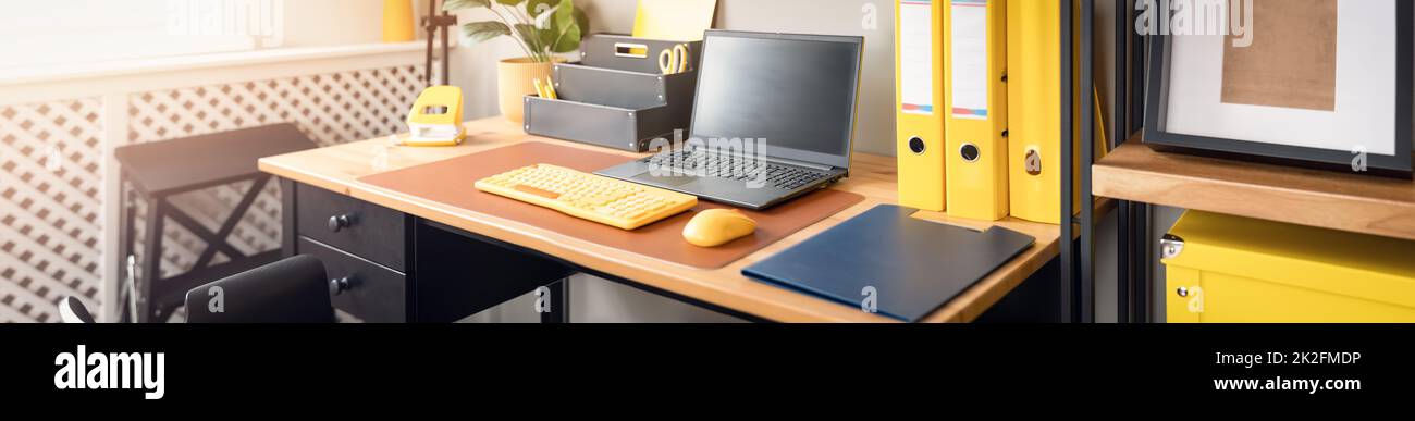Panorama-Nahaufnahme des Büroarbeitsplatzes in modernem Stil Stockfoto