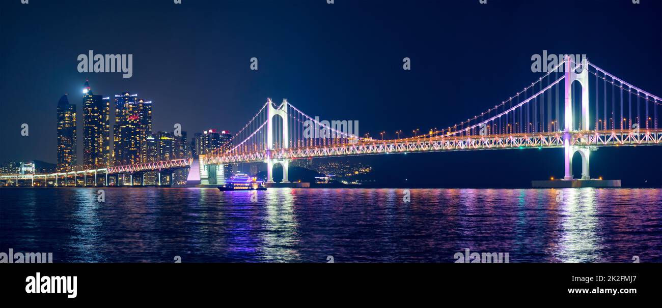 Gwangan Brücke und Wolkenkratzer in der Nacht. Busan, Südkorea Stockfoto