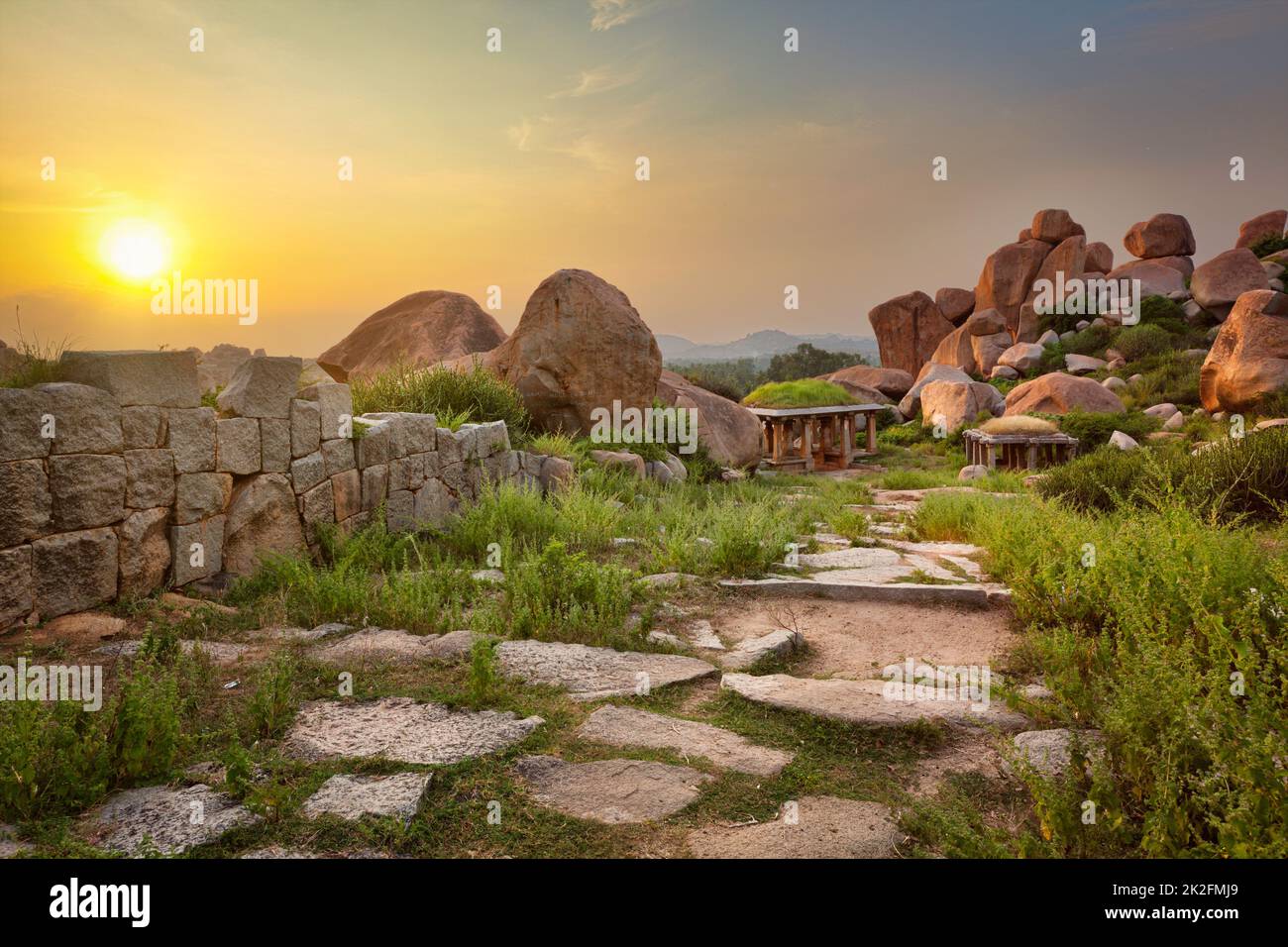 Antike Ruinen in Hampi am Sonnenuntergang. Indien Stockfoto