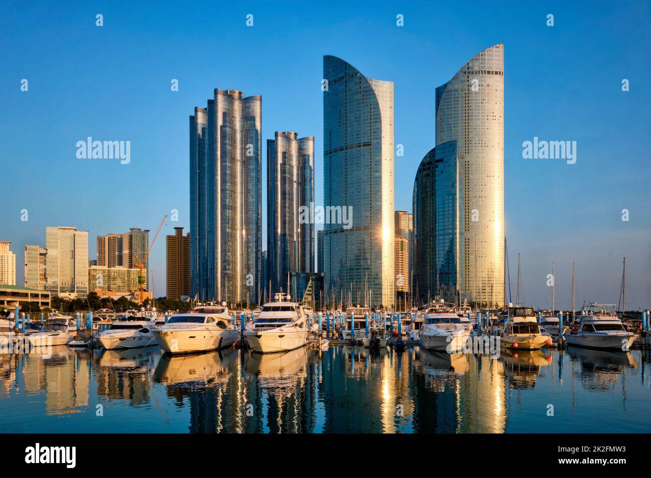 Busan Hafen mit Yachten auf Sonnenuntergang, Südkorea Stockfoto