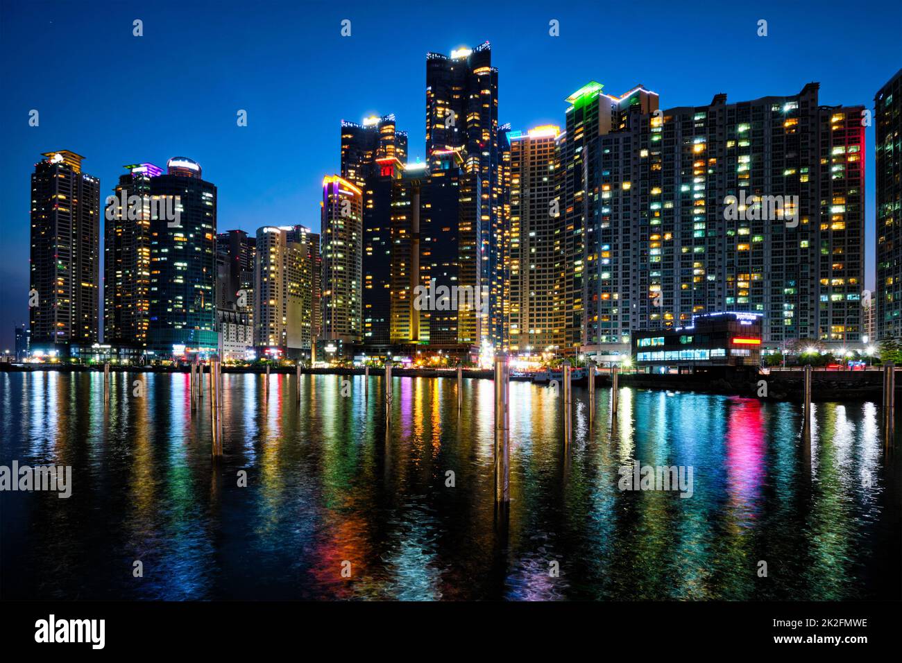 Busan Marina City Wolkenkratzer in der Nacht illluminated Stockfoto