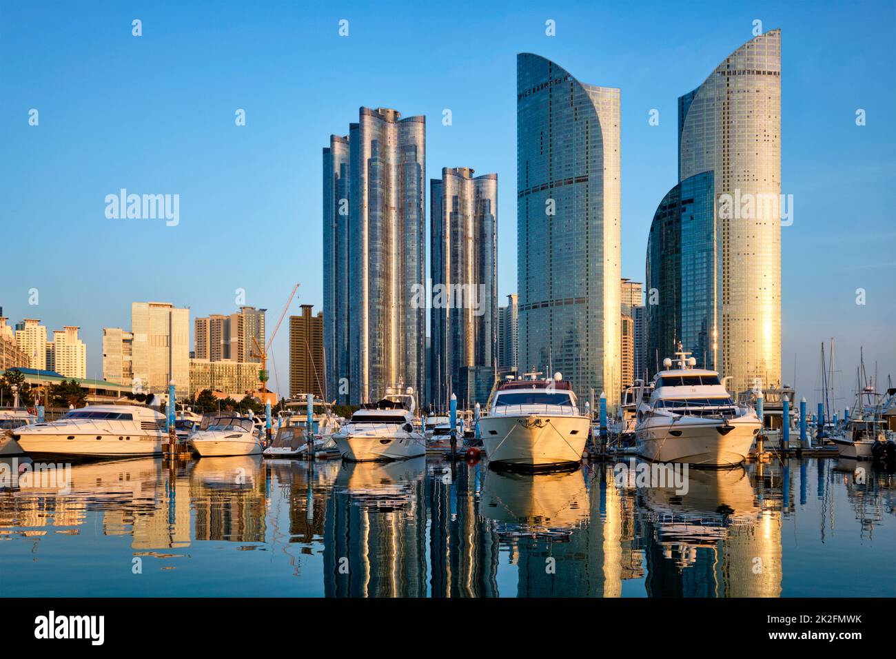 Busan Hafen mit Yachten auf Sonnenuntergang, Südkorea Stockfoto